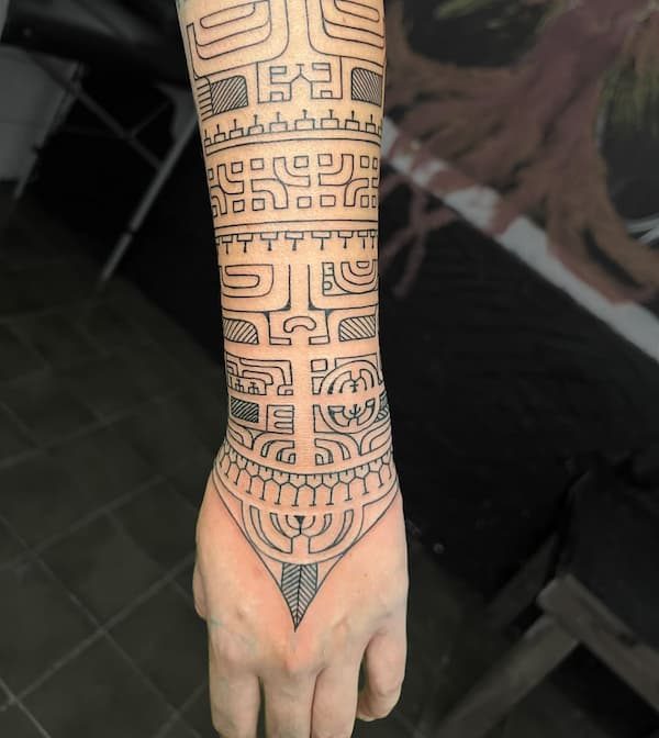 tatouage-polynésien-au-motif-marquisien-en-forme-de-demi-bracelet-sur-le-bras-par-tavaiki-patto
