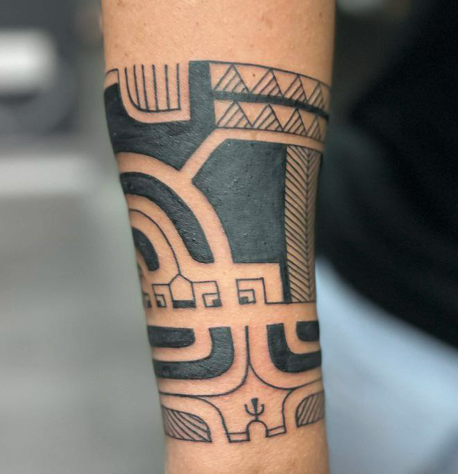 tatouage-polynésien-au-motif-marquisien-en-forme-de-bracelet-sur-avant-bras-par-tavaiki-pattoo
