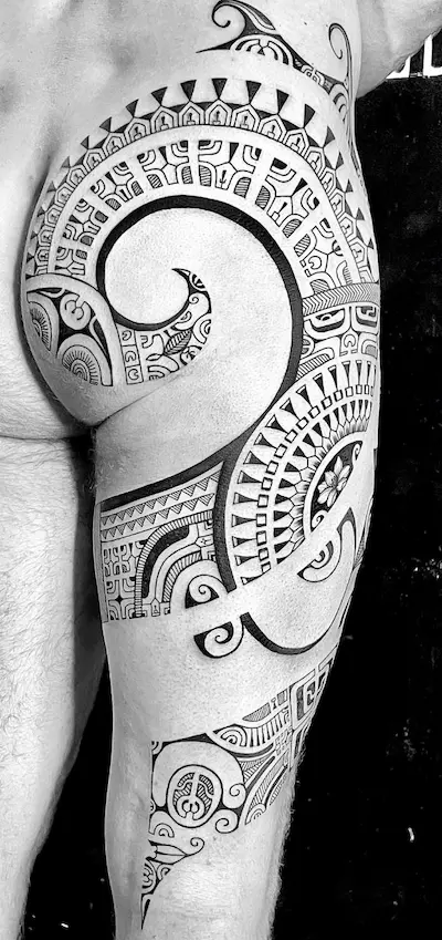 tatouage-polynésien-au-motif-marquisien-cuisse-par-tavaiki-pattoo