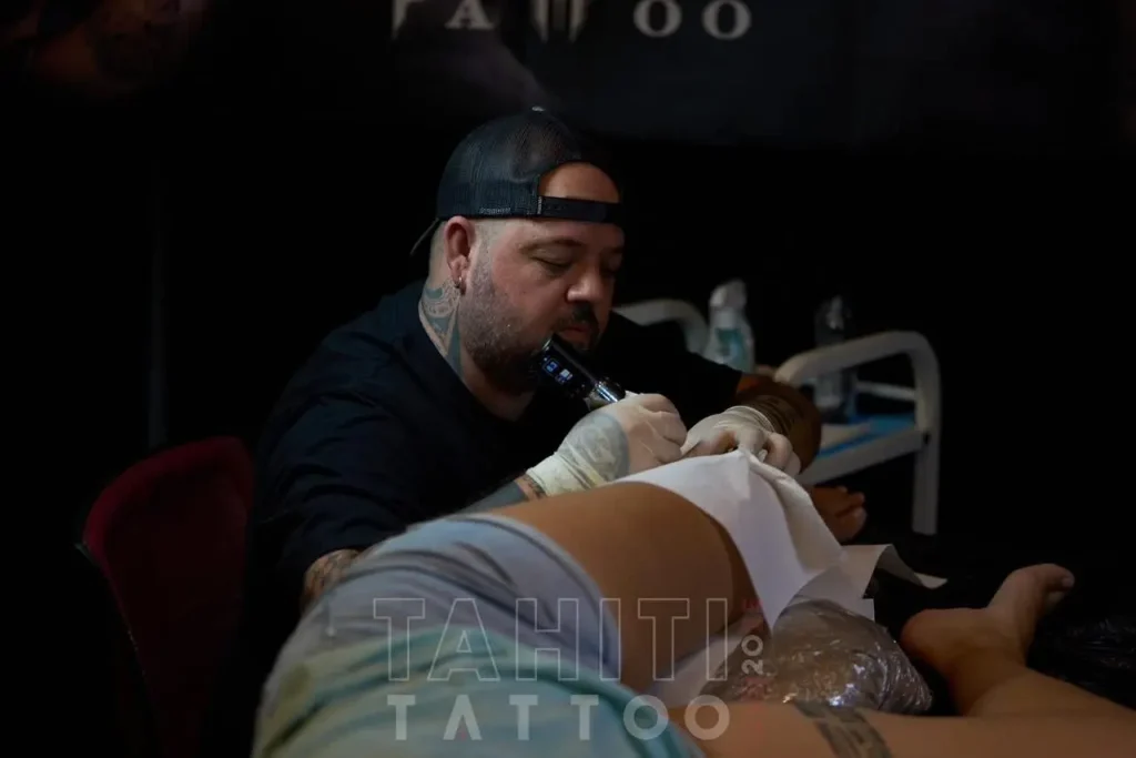 tavaiki-pattoo-avec-son-dermographe-entrain-de-tatouer