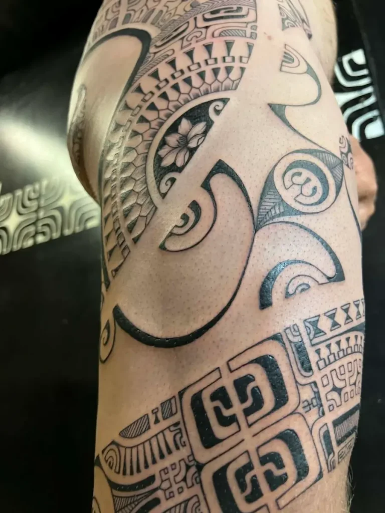tatouage-polynésien-au-motif-marquisien-jambe-par-tavaiki-pattoo
