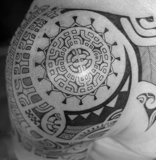 tatouage-polynésien-au-motif-marquisien-sur-l'épaule-par-tavaiki-pattoo