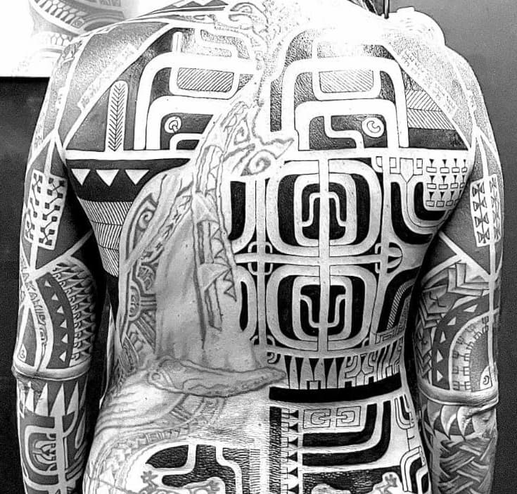 tatouage-polynésien-au-motif-marquisien-sur-tout-le-dos-par-tavaiki-pattoo