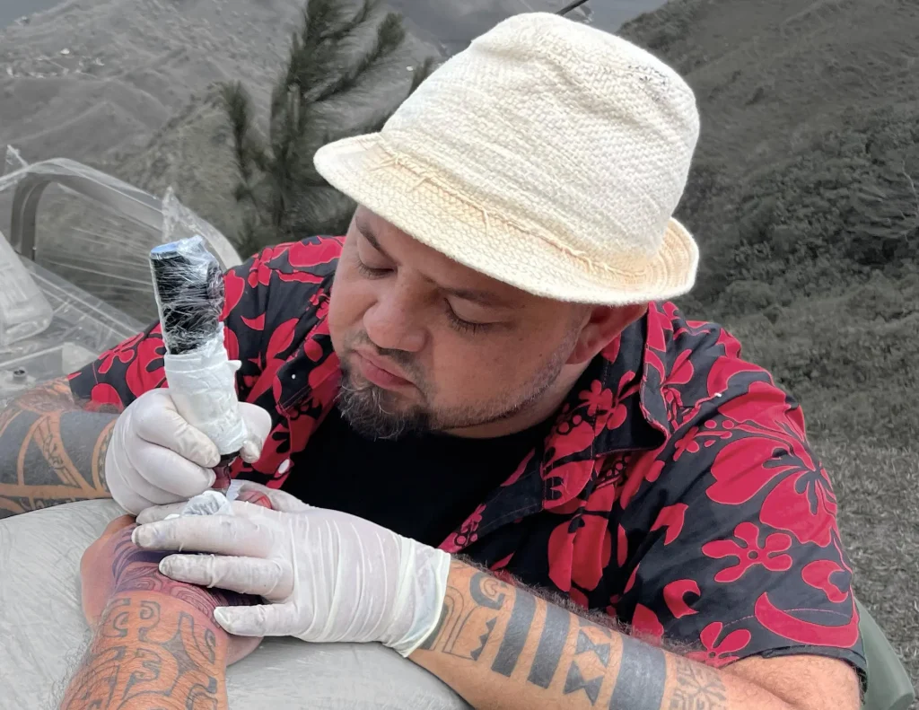 tavaiki-pattoo-avec-son-dermographe-entrain-de-tatouer