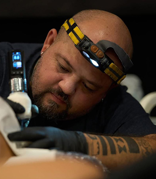 tavaiki-pattoo-avec-son-dermographe-entrain-de-tatouer