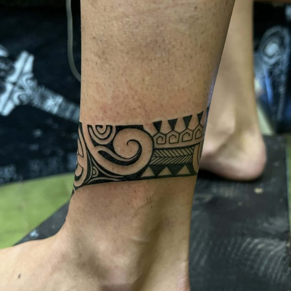 tattoo-marquisien-en-forme-de-bracelet-sur-la-cheville