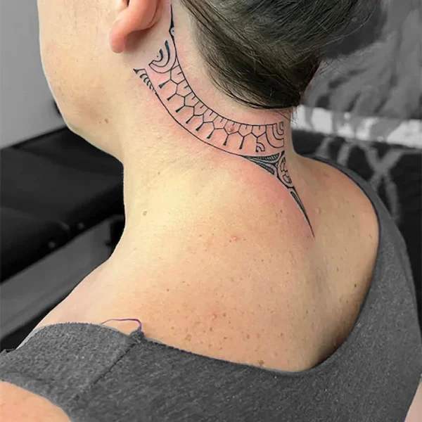 Tatouage-marquisien-sur-la-nuque