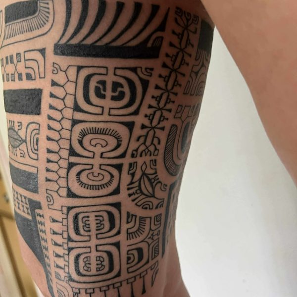 tattoo-marquisien-en-forme-de-bracelet-sur-la-cuisse