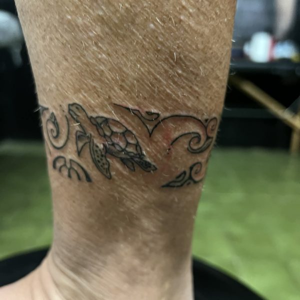 tattoo-marquisien-en-forme-de-bracelet-avec-tortue