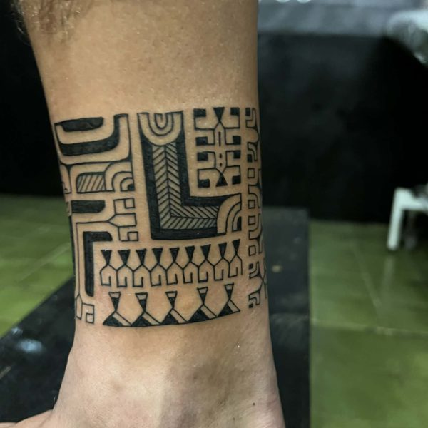 tattoo-marquisien-en-forme-de-bracelet-sur-la-cheville