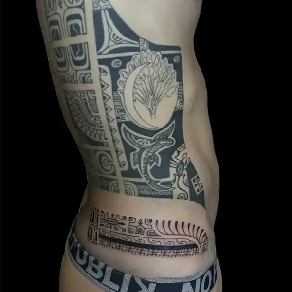 Tatouage-marquisien-sur-le-flanc