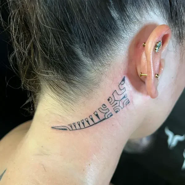 Tatouage-marquisien-sur-la-nuque