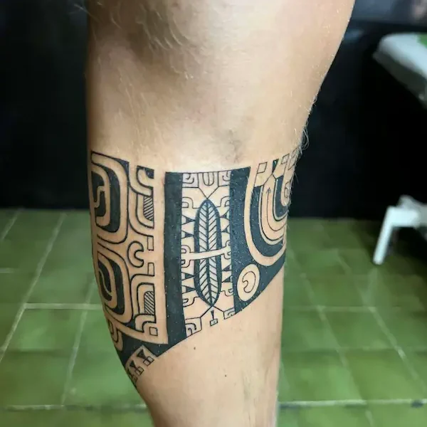 tattoo-marquisien-sur-l&rsquo;arrière-du-mollet