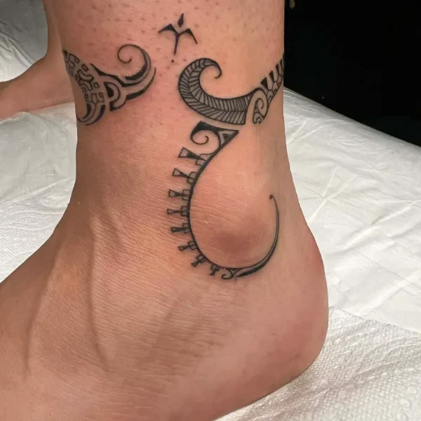 tattoo-marquisien-en-forme-de-bracelet-sur-la-cheville