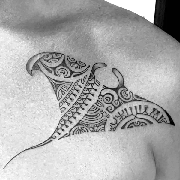 Tatouage-marquisien-sur-le-torse-en-forme-de-raie