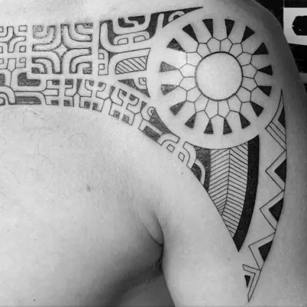 tatouage-motif-marquisien-sur-le-torse