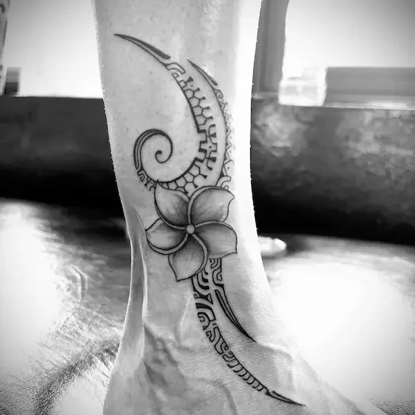 tatouage-motif-marquisien-fleur