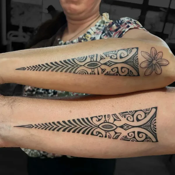 tattoo-marquisien-en-forme-de-triangle-allonger-sur-avant-bras