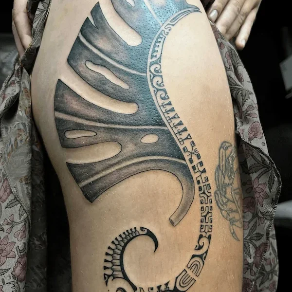 tattoo-marquisien-en-forme-de-demi-feuille-sur-la-cuisse
