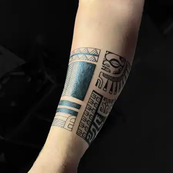 tattoo-marquisien-en-forme-de-bracelet-sur-avant-bras