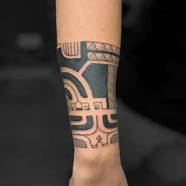 tattoo-marquisien-en-forme-de-bracelet-sur-avant-bras