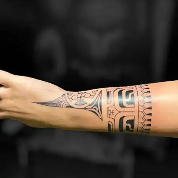 tattoo-marquisien-en-forme-de-bracelet-sur-avant-bras