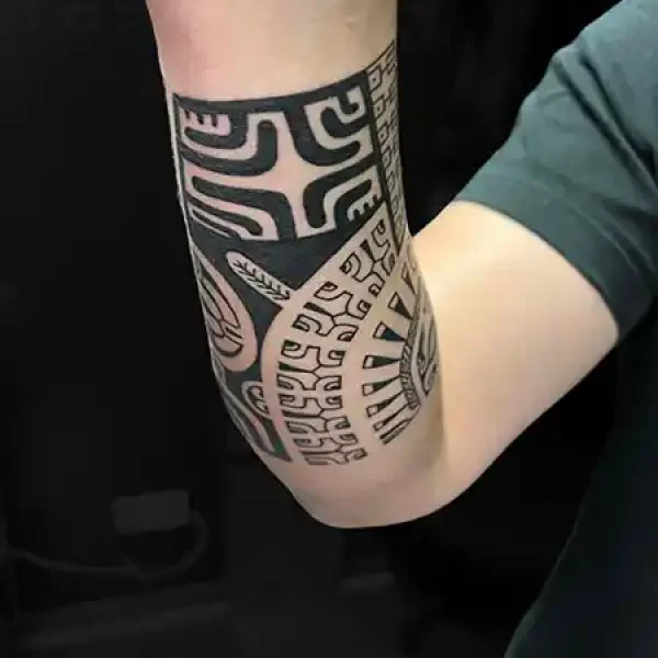 tattoo-marquisien-en-forme-de-bracelet-sur-avant-bras