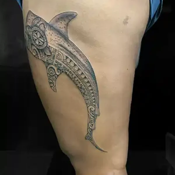 tattoo-marquisien-en-forme-de-requin-baleine-sur-la-cuisse